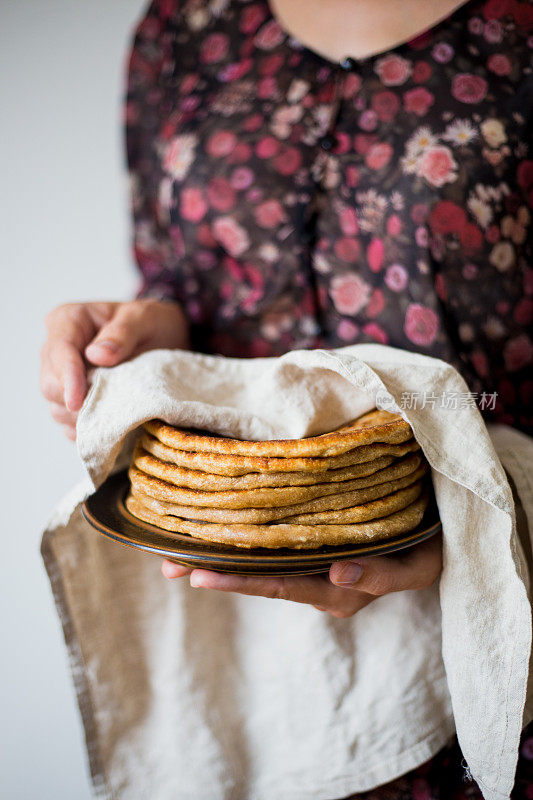 妇女拿着传统的印度面包- Aloo paratha或aalu paratha，土豆填充面包